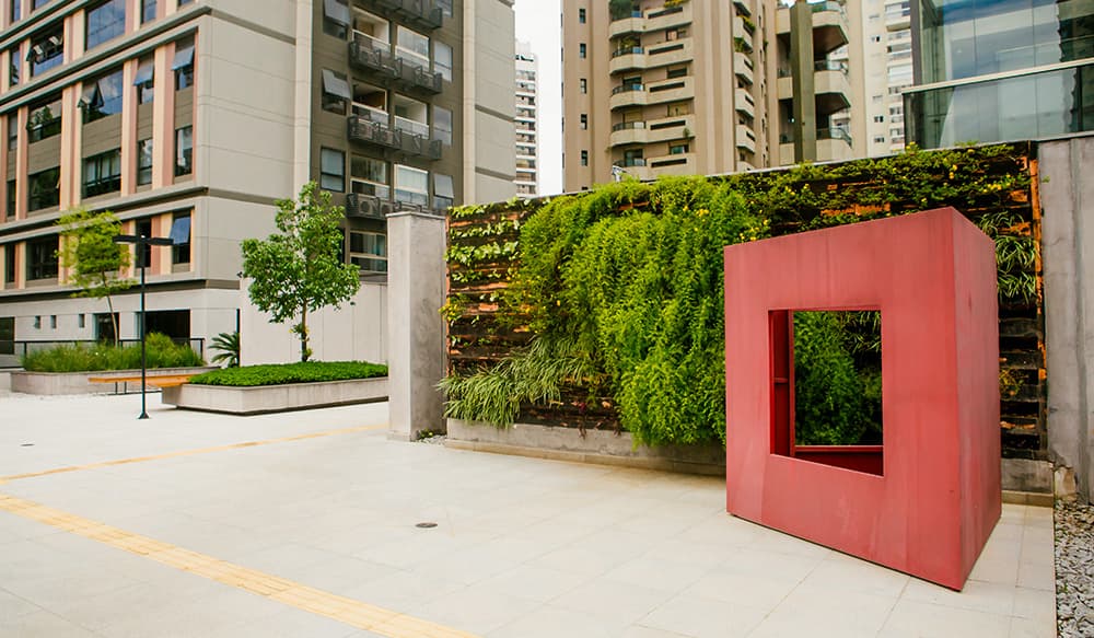 Entrada do empreendimento da MaxHaus, com um quadrado vermelho no canto direito