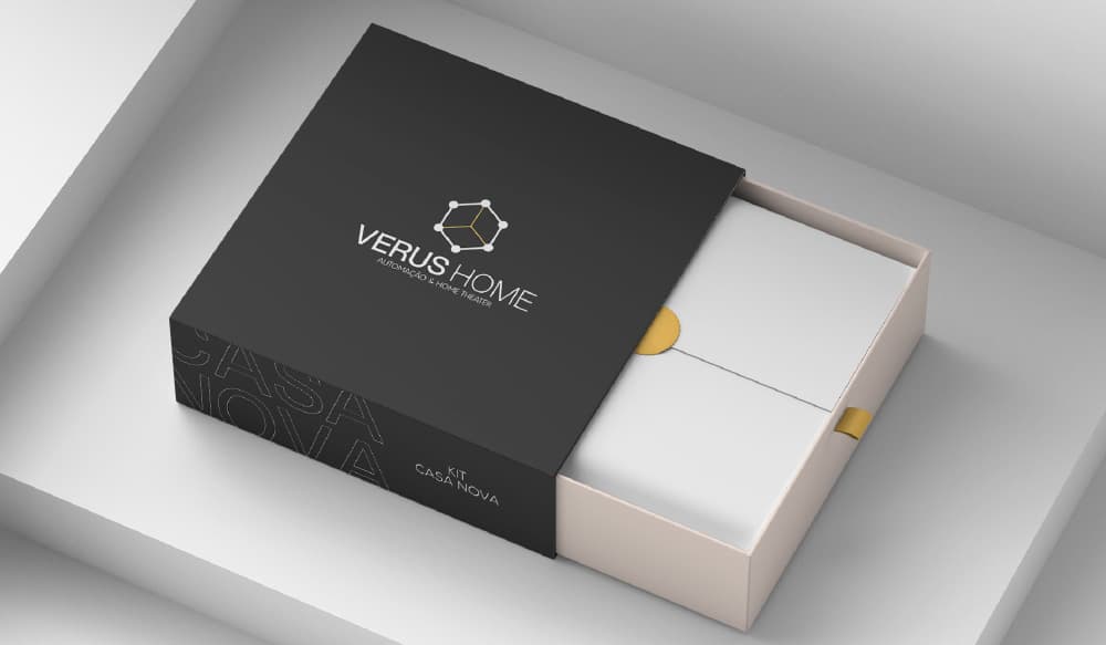 Embalagem preta e branca com detalhes em dourado escrito Verus Home